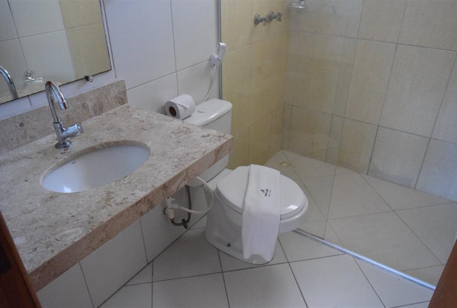 Lua Crescente - Banheiro social.jpg