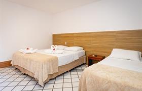 Habitación Triple Estándar con Balcón de Arraial do Sol Beach Hotel – GRUPO GR