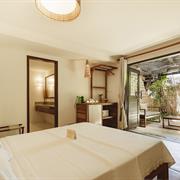 Suite com Jardim Tropical