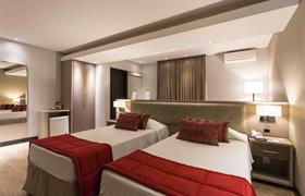 Suite triple con dos camas individuales de primera categoría de Faial Prime Suites