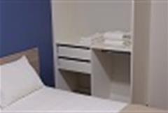 Quarto Amplo com 2 Camas de Solteiro