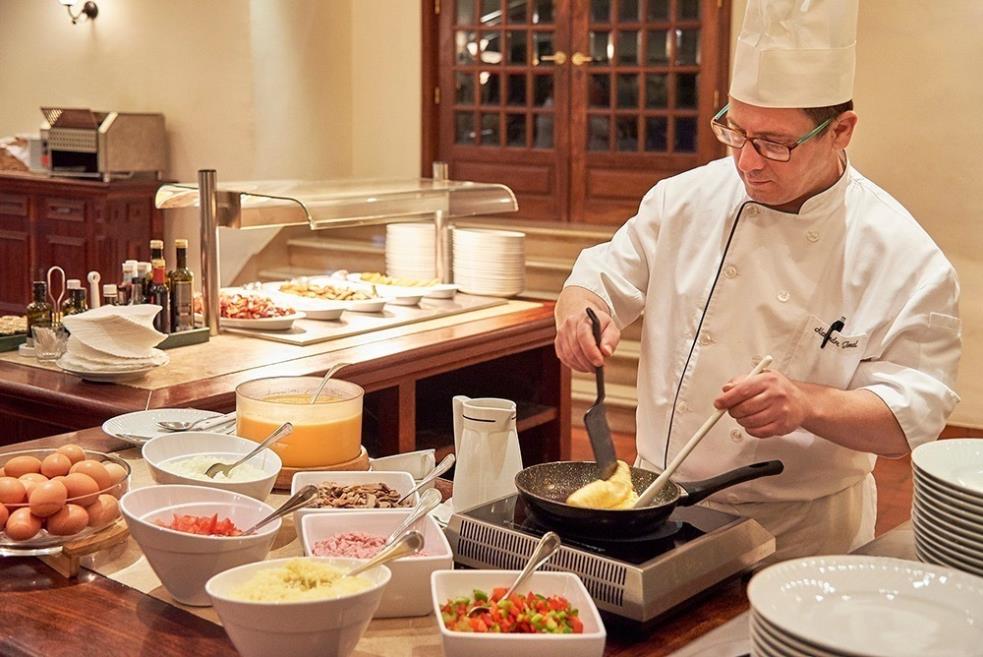 Sagres-Restaurant-Breakfast-Omlette-Station.jpg