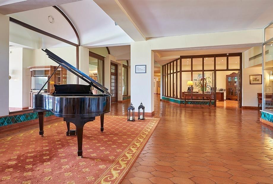 Penina-Lobby-Piano.jpg