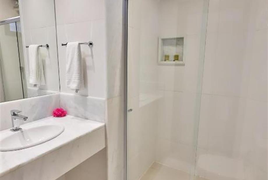 banheiro casal com vista.jpg