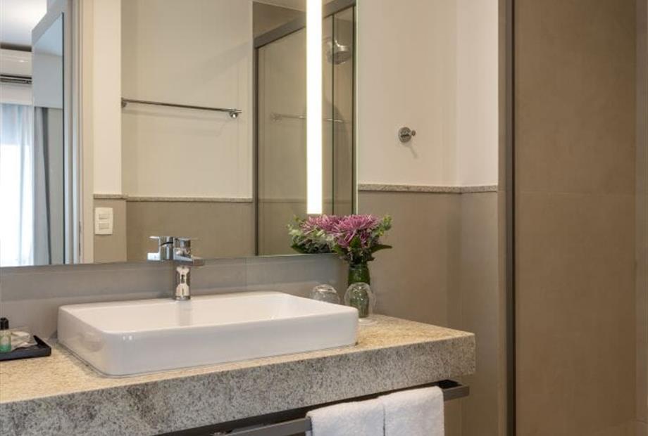 om 8 suite junior.jpg