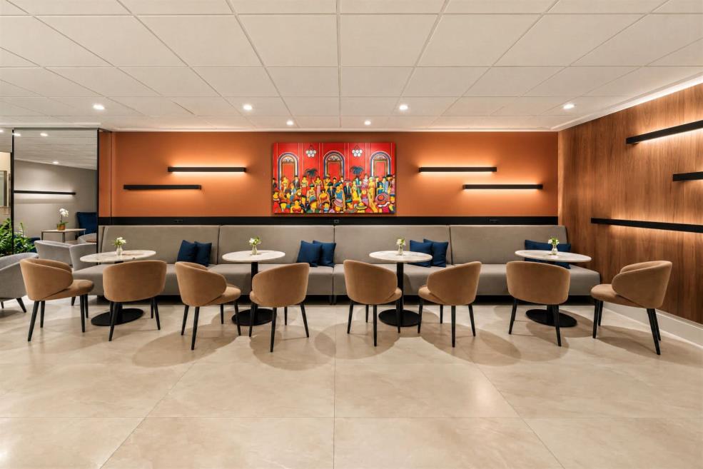 om lobby bar 2.jpg