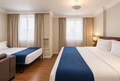 Luxo Triplo - 1 Cama Queen Size e 1 Cama de Solteiro Extra