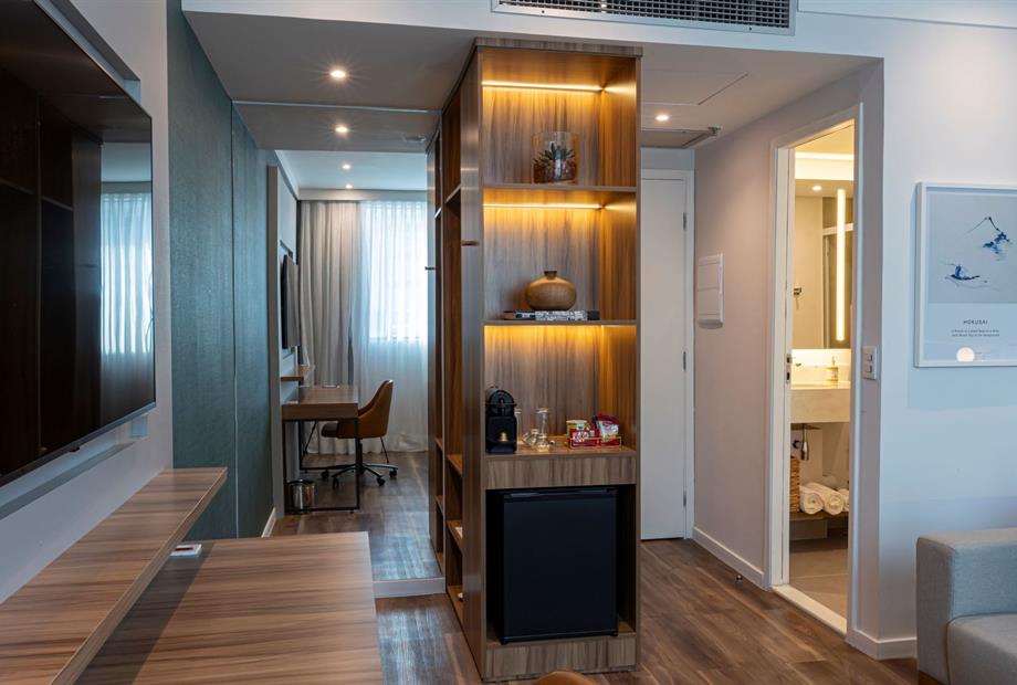 3 business premier - frigobar e cafeteira.jpg