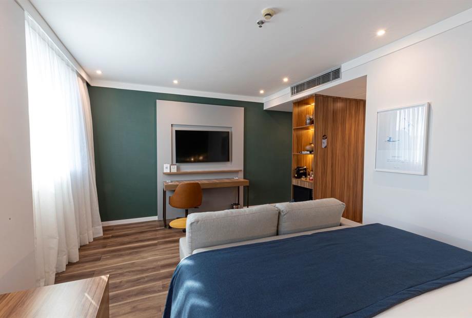 4 business premier - tv e mesa de trabalho.jpg