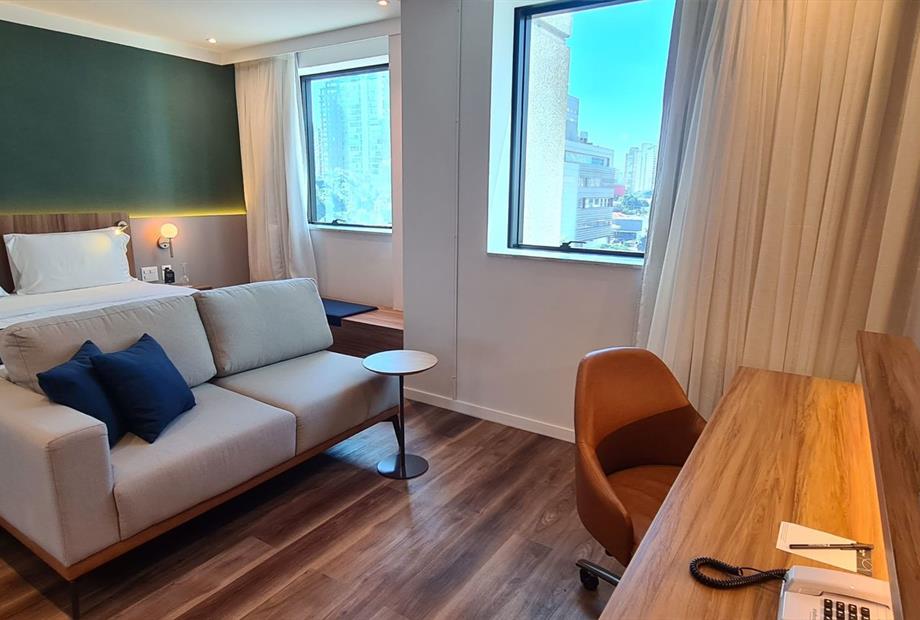 8 business premier 3 - com mesa de trabalho.jpg