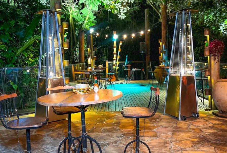 happy hour bar do deck.jpeg