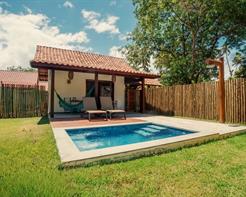 Bangalô Vista Jardim com Piscina