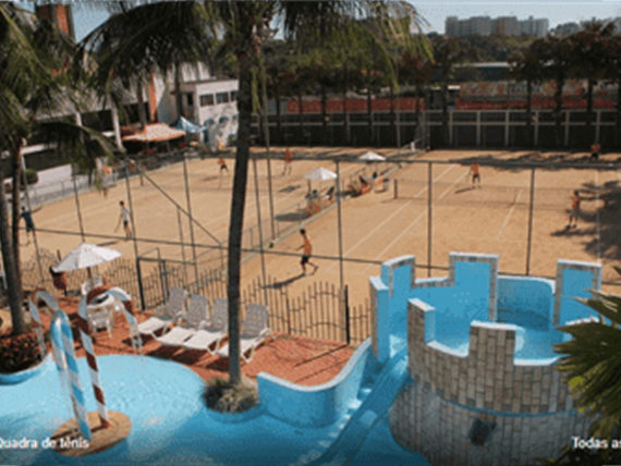 Piscina Infantil / Quadra de Tênis