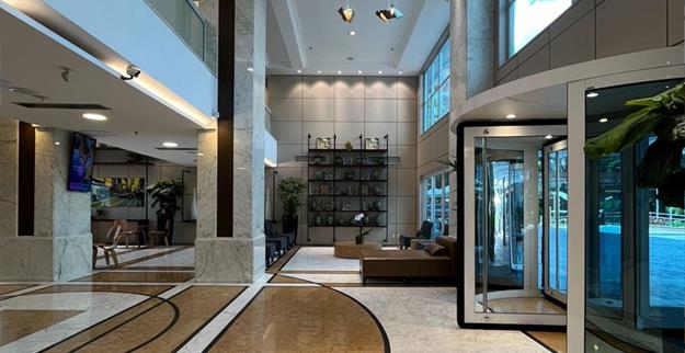 24) lobby 2 omni.jpg