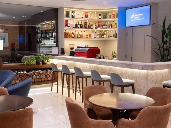 lobby om_8759.jpg