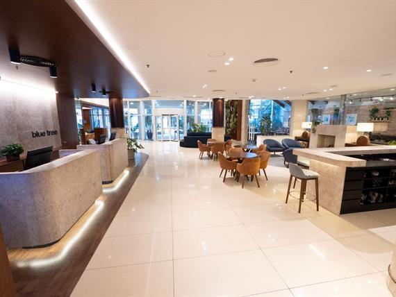 lobby om_8837.jpg