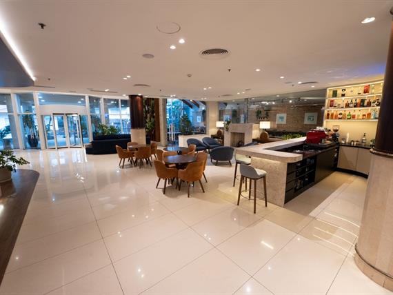 lobby om_8832.jpg