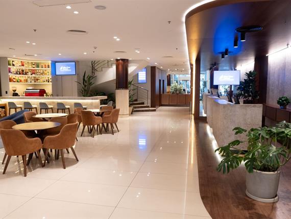 lobby om_8809.jpg