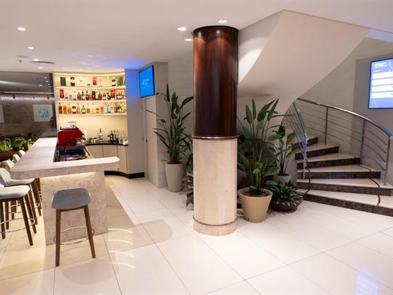 lobby om_8826.jpg
