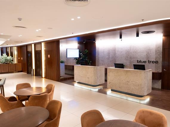 lobby om_8819.jpg
