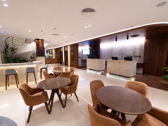 lobby om_8818.jpg