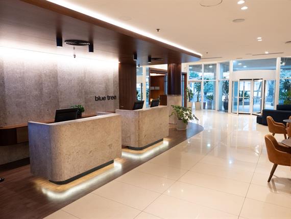 lobby om_8841.jpg