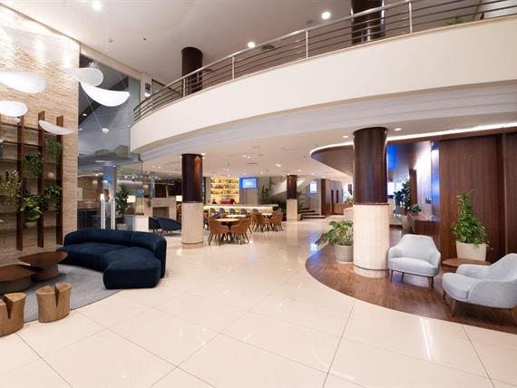 lobby om_8814.jpg