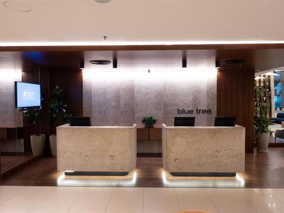 lobby om_8846.jpg
