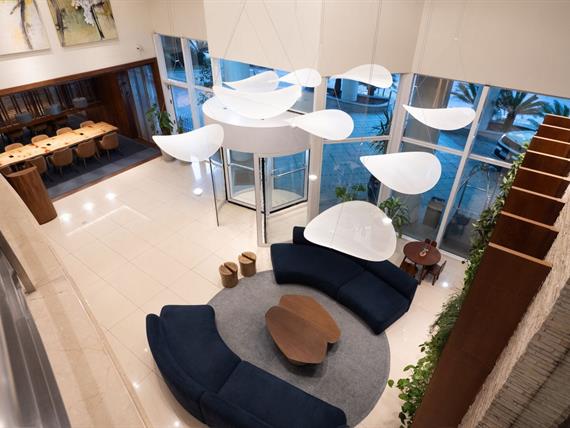 lobby om_8872.jpg