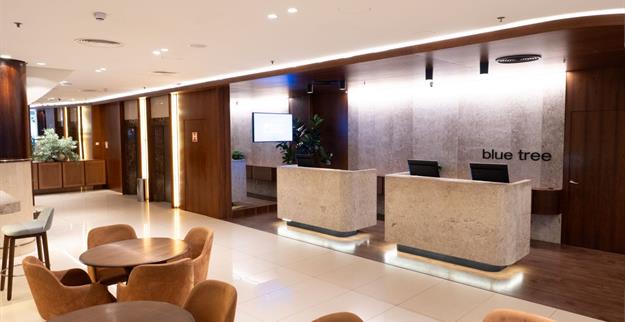 lobby om_8819.jpg
