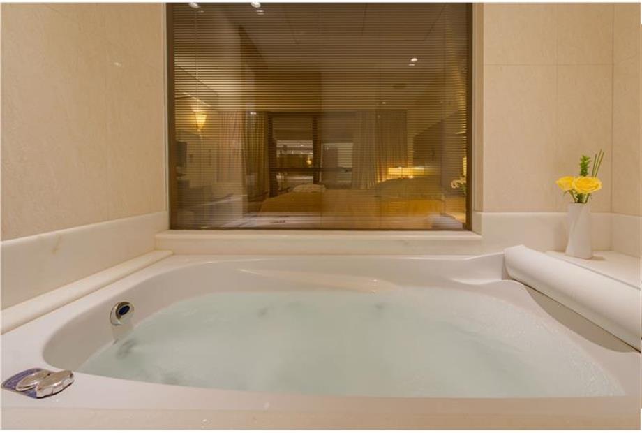 Suite Executiva - Banheira.jpg