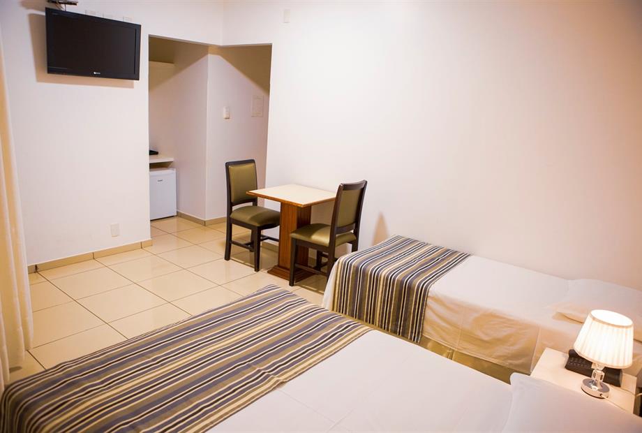 Apto Luxo Casal e solteiro com Varanda.jpg