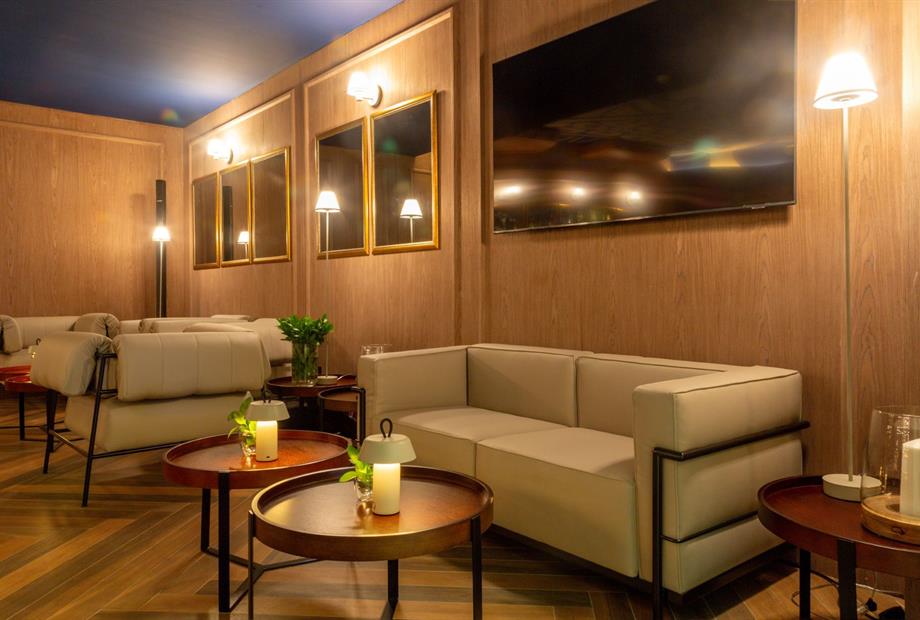 american bar 1 omn.jpg