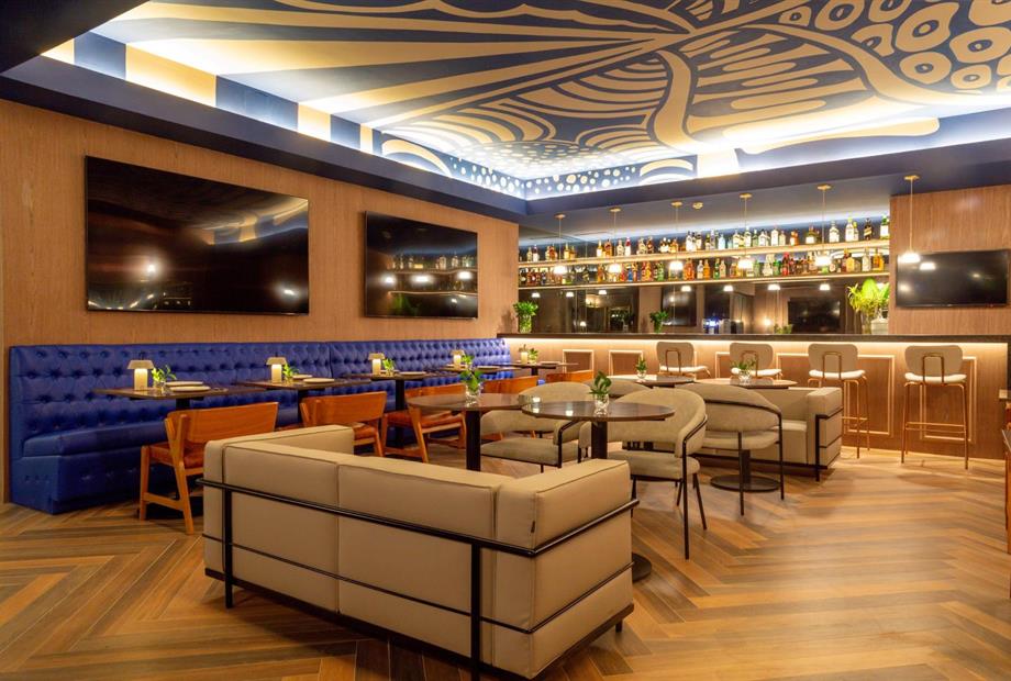 american bar 4 omn.jpg