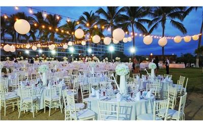 Banquete en jardín frente al mar