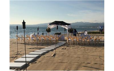 Montaje gazebo ceremonia en playa día