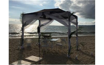 Cena romántica en gazebo playa