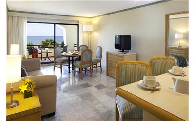 Suite - Sala comedor con balcon.jpg