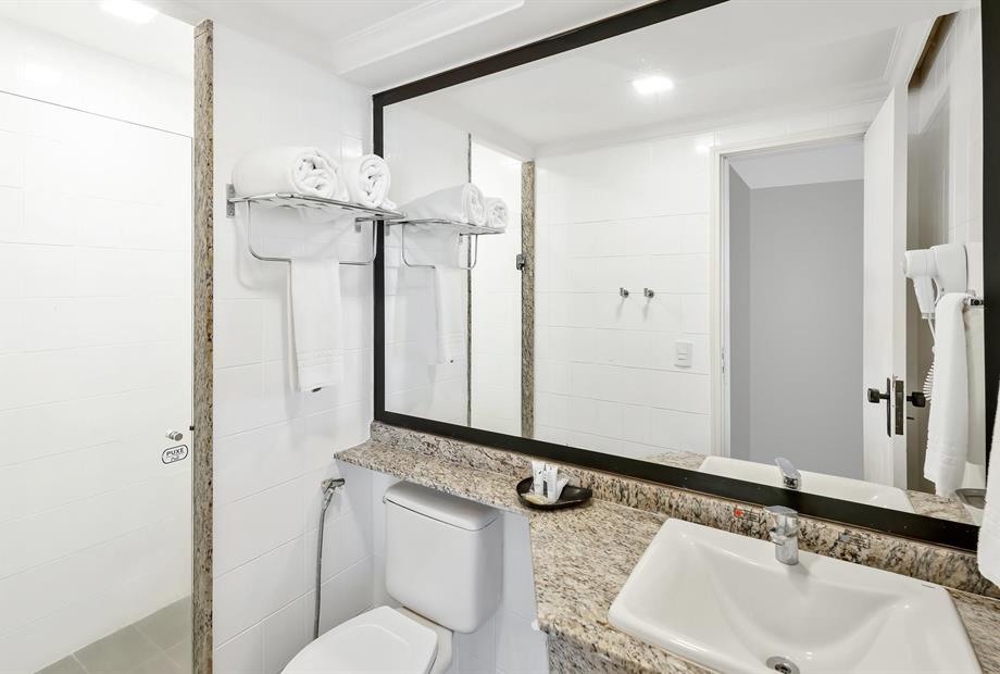 suíte junior - banheiro.jpg