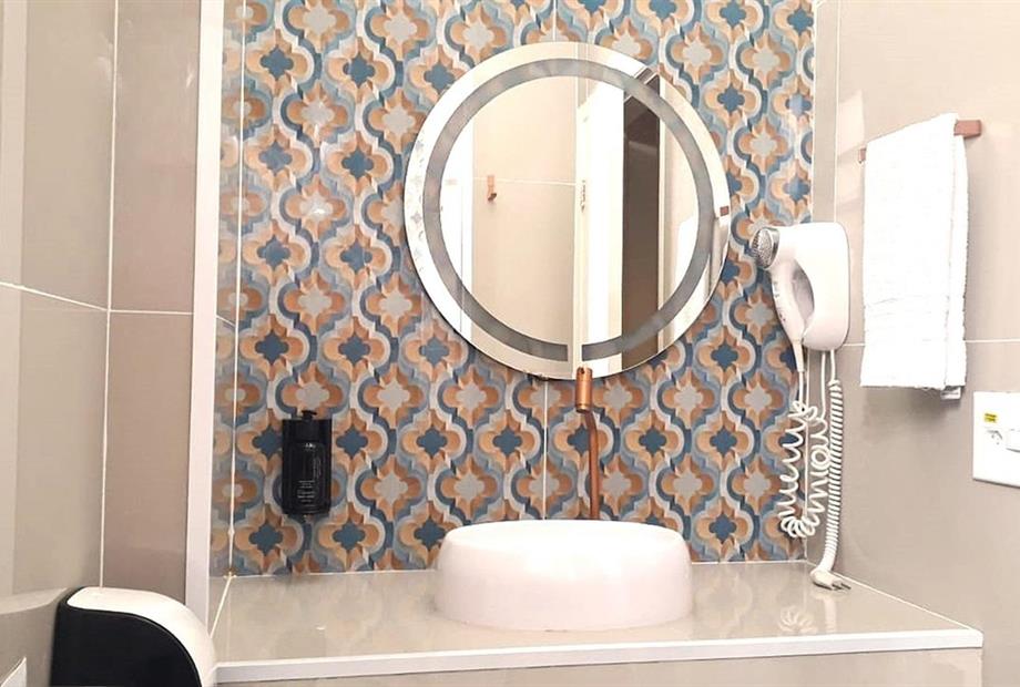 suite 12 toliete.jpeg