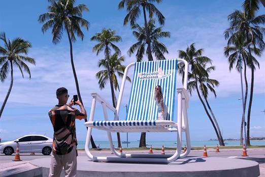 cadeira gigante 1mb.jpg