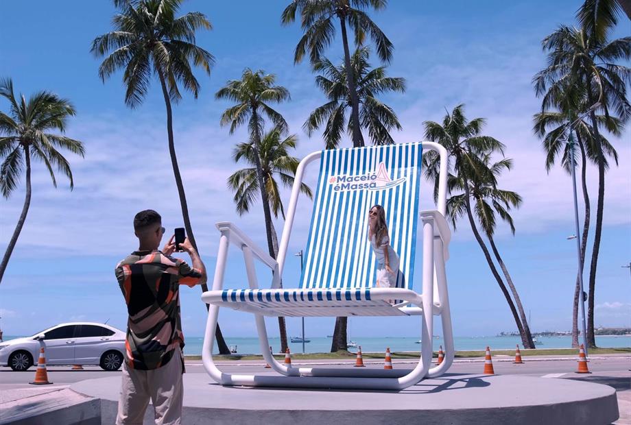 cadeira gigante 1mb.jpg