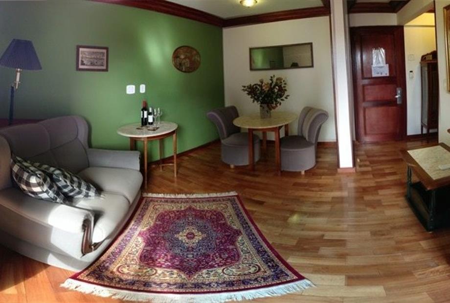 suite 703 sala reduzida site.jpg