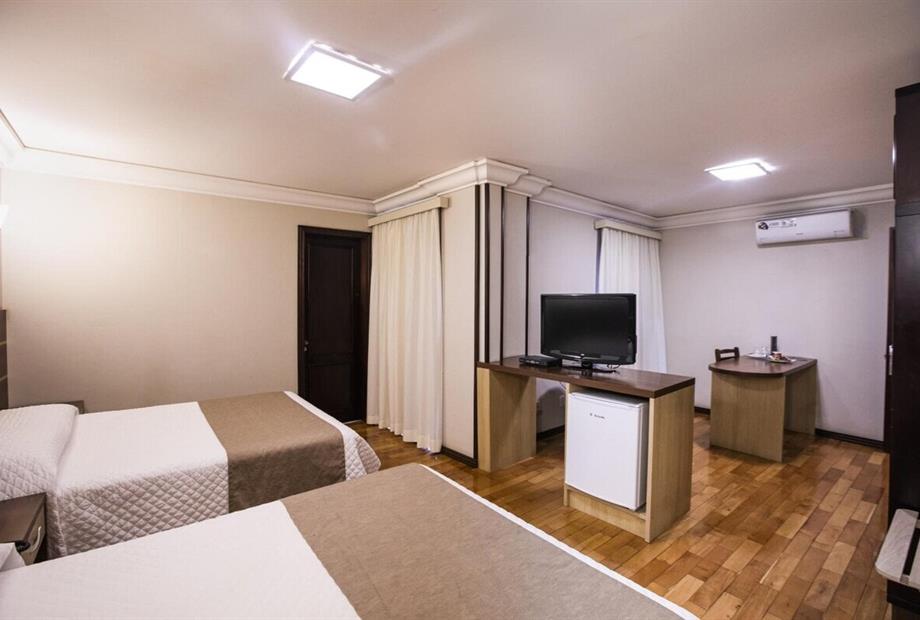 uh 610 com 02 camas de casal.jpg