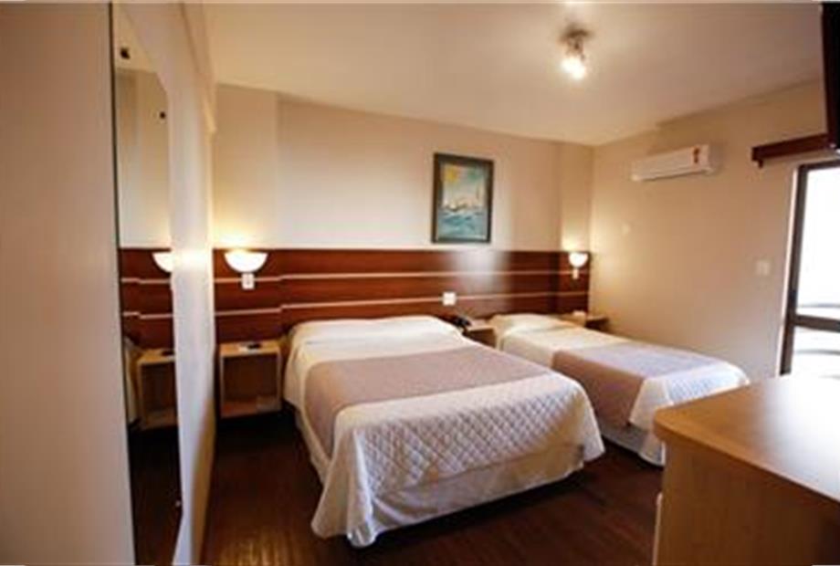 QUARTO AMPLO COM SACADA LATERAL