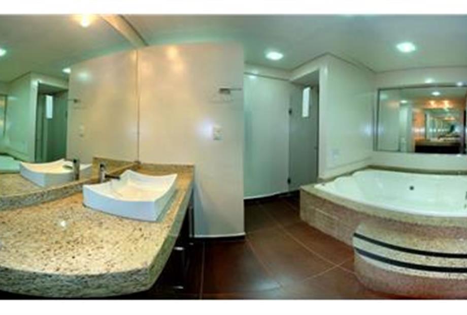 BANHEIRA SUITE 704