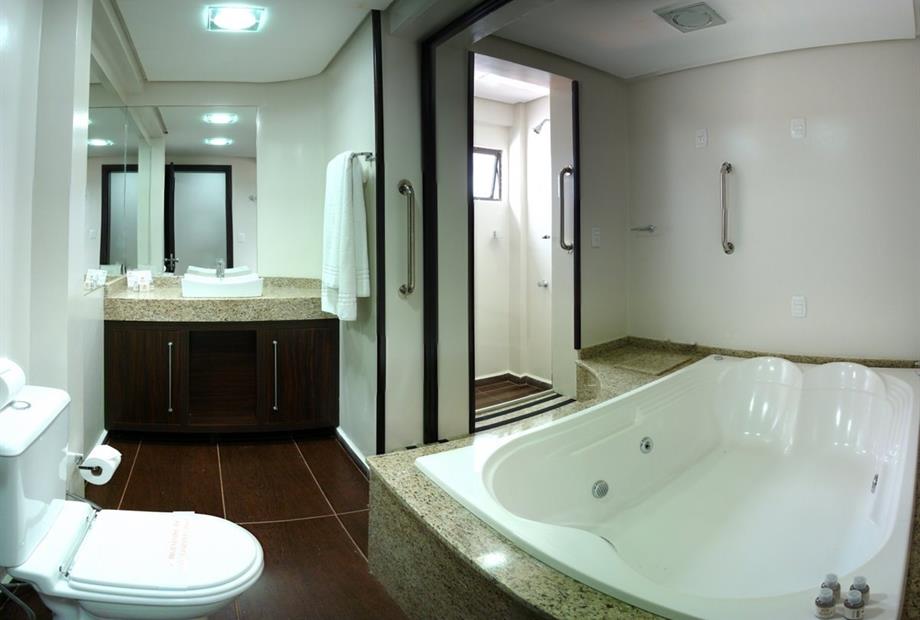 banheiro suite 702.jpg