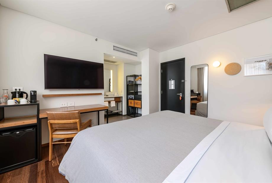 1 king bed standard_6042-2.jpg