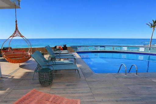 piscina espriguiçadeira omnibees.jpg