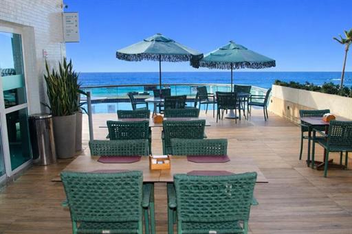 piscina lateral omnibees.jpg